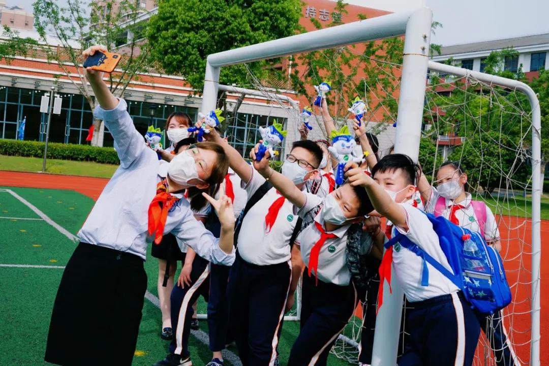 “嘿，我们开学啦！”今日返校师生自拍留念这一刻