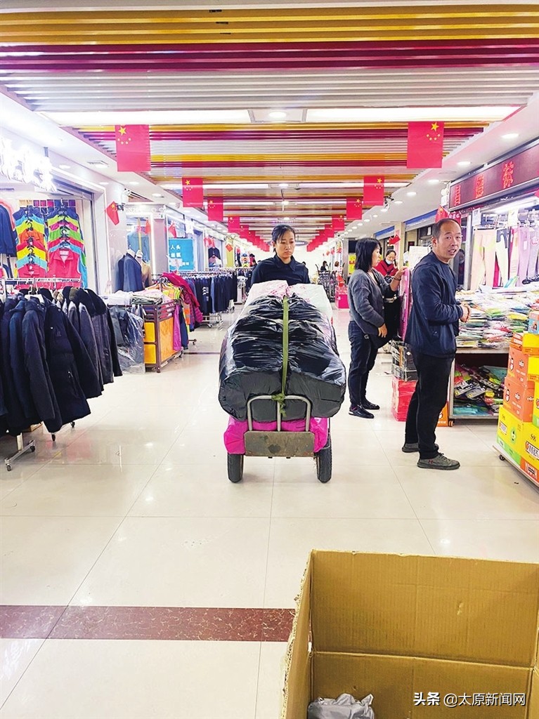 推”出幸福与繁华,四代“老虎车”见证太原服装城变化