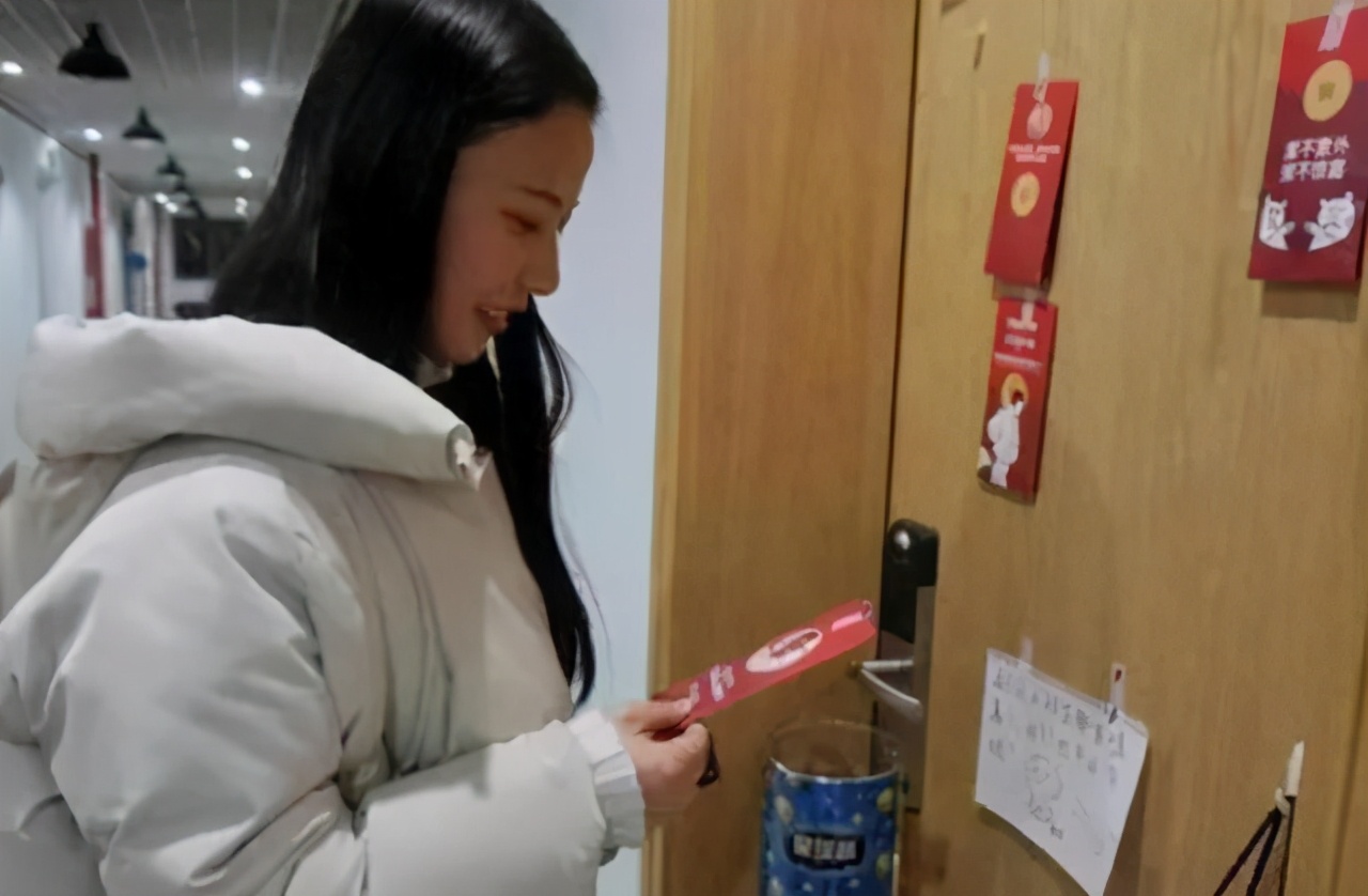 大学生花式贴语，专治“宿舍推销”，学姐：内有恶犬，推门就打