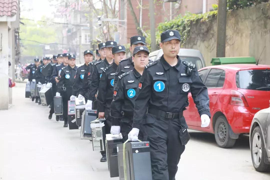 1999年生的他，编写聊天“话术”剧本专挑“宝妈”微商下手