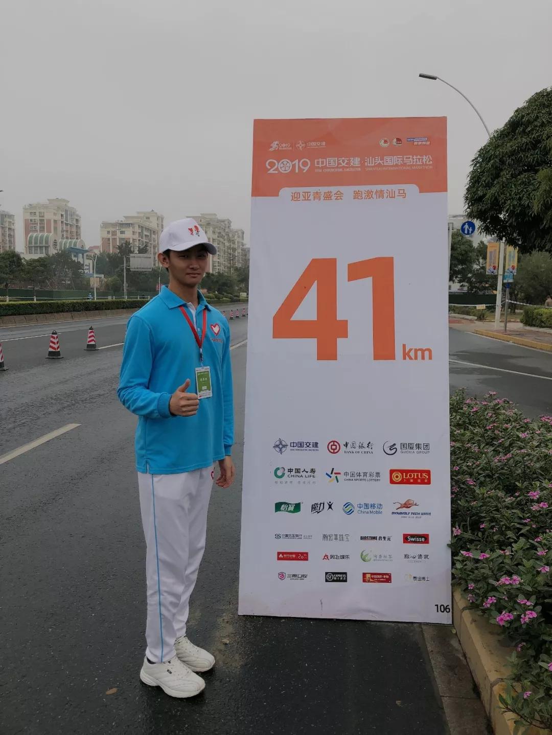 在街头当志愿者,凌晨四点出门当志愿者