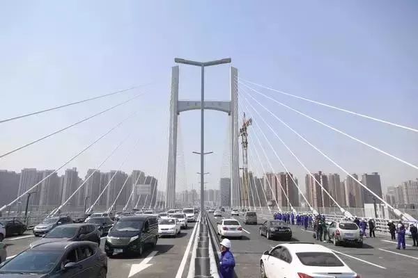 致敬郑州北龙湖,郑州暴雨感人瞬间致敬子弟兵