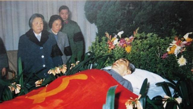 周恩来的最后几年：五次大手术仍坚持工作，旧衣作寿衣，骨灰入海