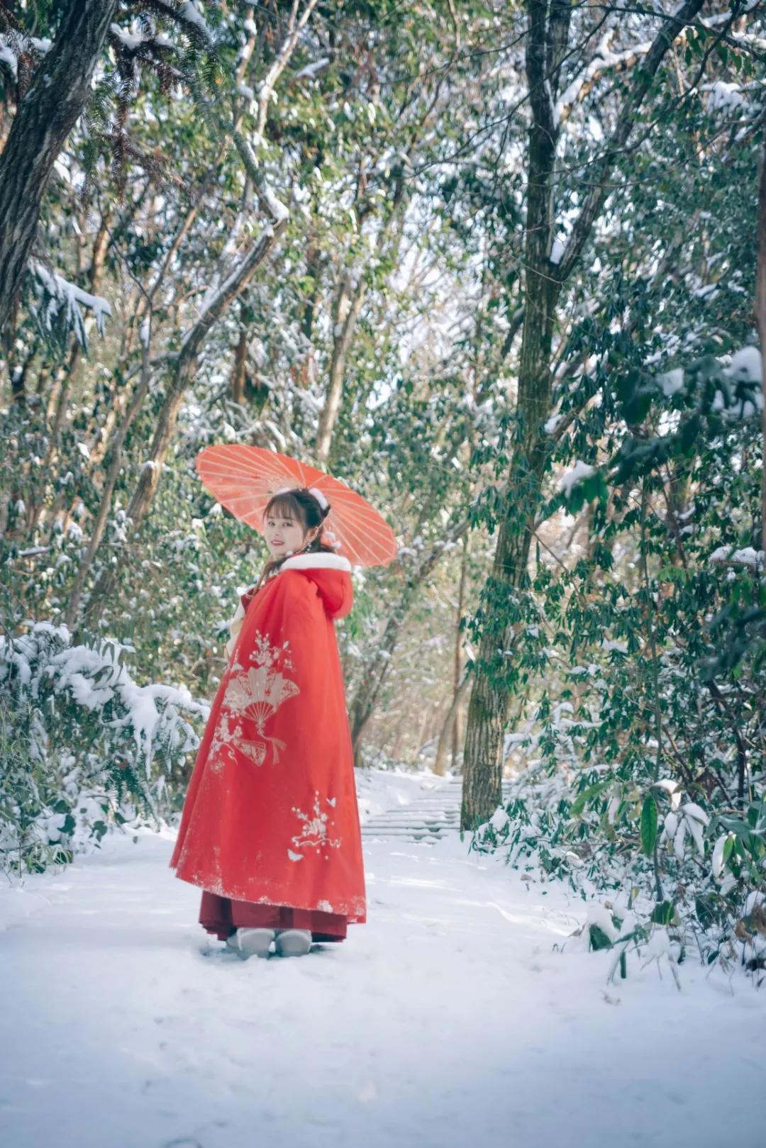 当汉服小姐姐在街上惊艳路人,又美丽又漂亮的汉服小姐姐