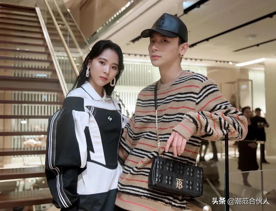 楂樹釜瀛愭儏渚f挒鑹茬郴绌挎惌,鎾炶~鍑犵巼鏋佷綆鎯呬荆绌挎惌蹇冩満璧锋潵