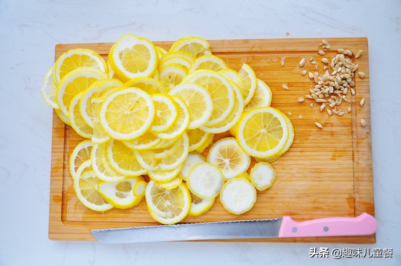 这种水果放电饭煲里煮一煮，嗓子痛和咳嗽都喝好了，成本才几块钱