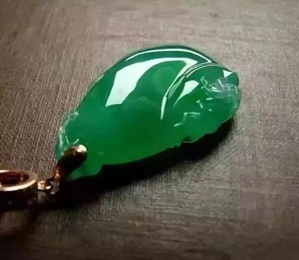 龙石种翡翠就是玻璃种吗,龙石种翡翠与帝王绿翡翠哪种贵