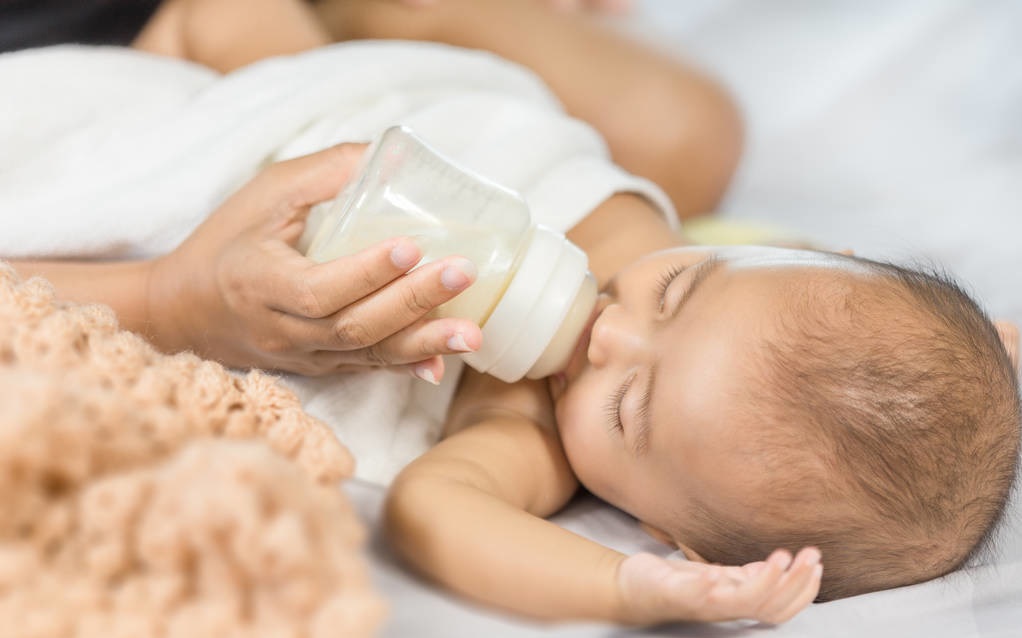 宝宝睡不踏实容易醒要含着奶睡觉,宝宝入睡困难必须吃着奶睡