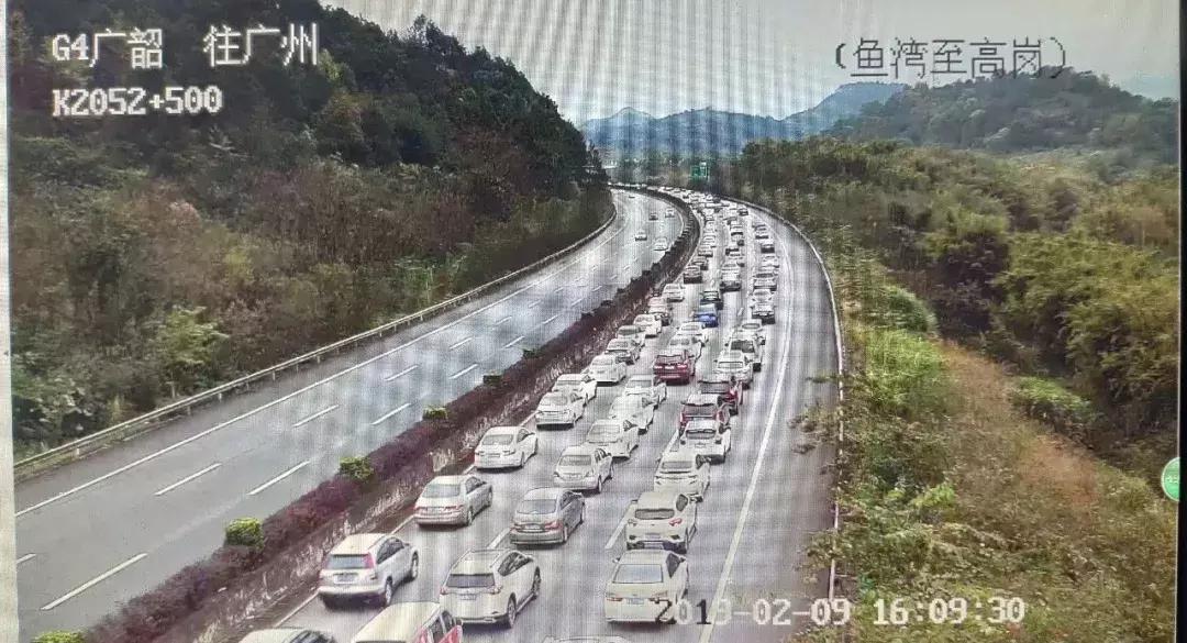 返程高速车流,返程大军挤爆沪渝高速