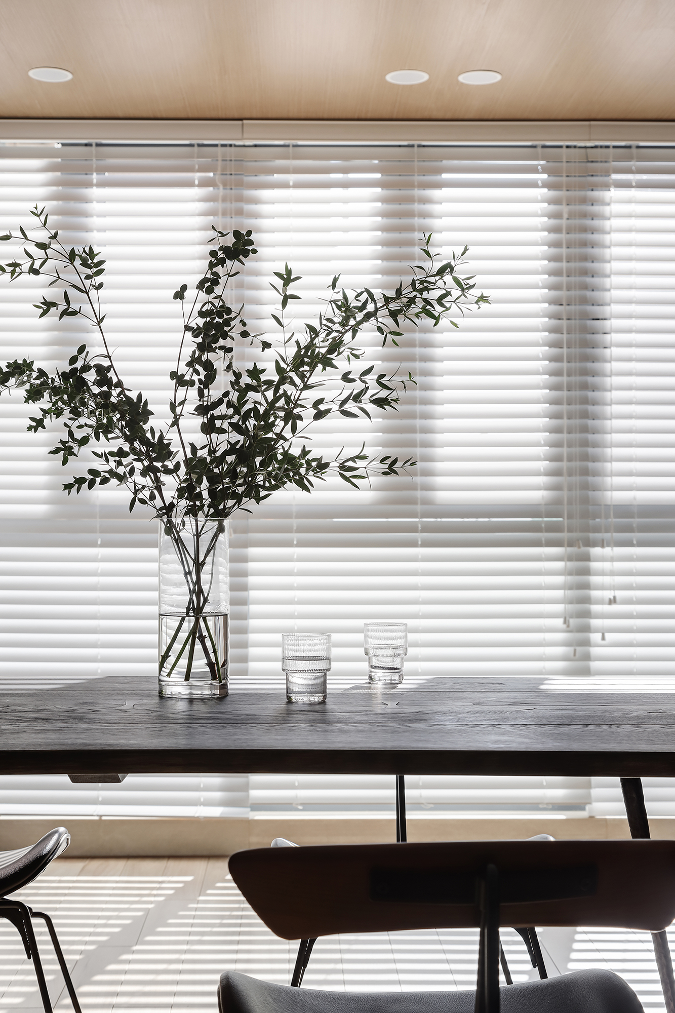 入户门对厨房和餐厅怎么化解最好,厨房窗户采光差怎么办