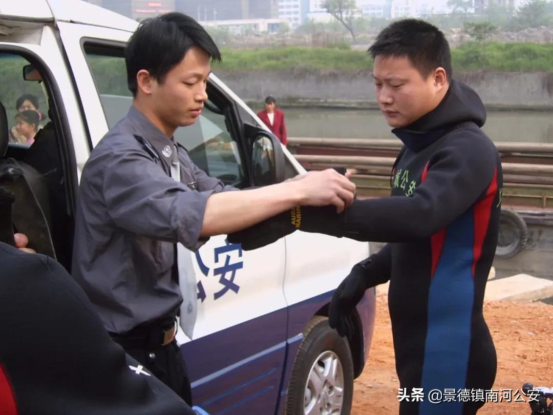 海边警察找到尸体,在水下找到人的尸体