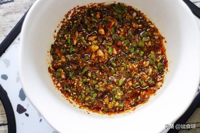 香椿炒鸡蛋正确做法先别着急下锅,香椿炒鸡蛋简单易学你会了吗