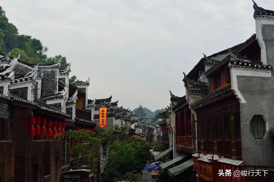 中国最美丽的小城,历经沧桑翘檐如翼的吊脚楼,缓缓流淌的沱江
