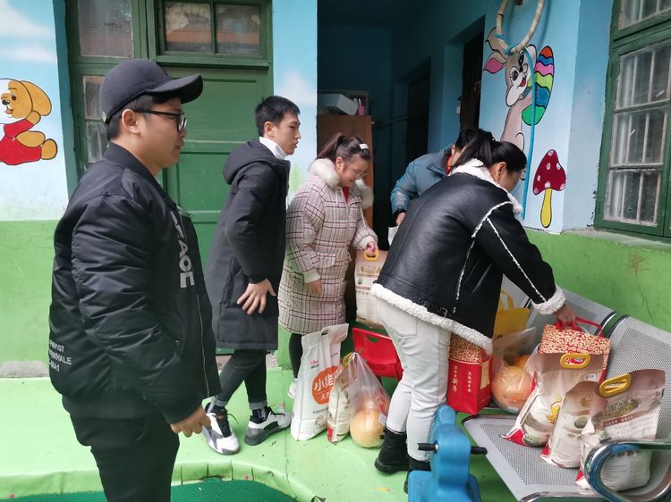 与公益同行与爱同在,与公益同行让爱多一点