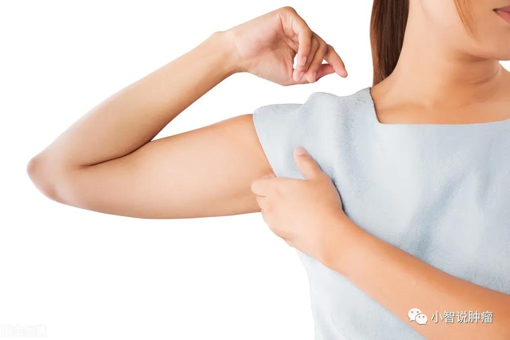 发现乳房边缘有颗粒疼痛,乳腺癌半个乳房都硬硬的