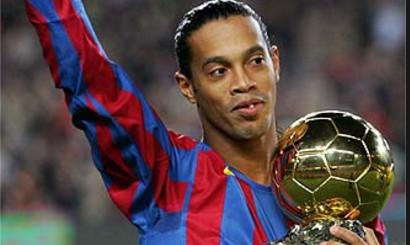 他是足球精灵，他的牛尾巴过人惊艳世界，现在用假护照被抓