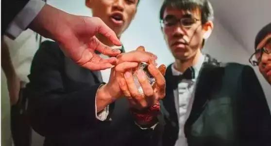 接亲堵门游戏需要提前告诉伴郎吗,新郎接亲堵门游戏大全教程