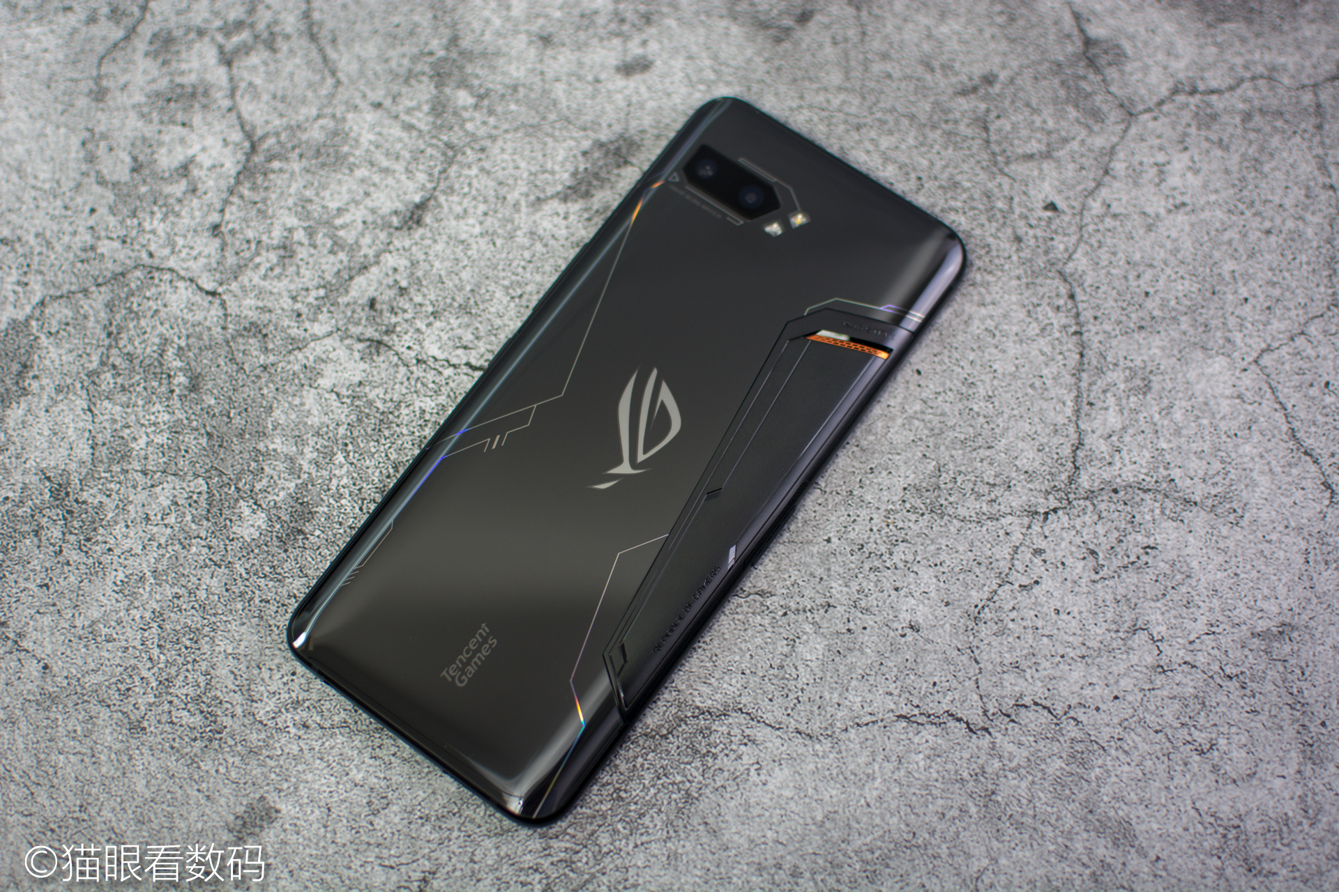 华硕rog2代游戏测评,华硕rog手机2代精英款