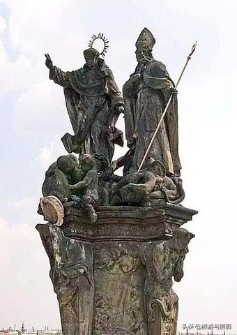 查理大桥雕塑作品介绍 (查理大桥的雕塑)