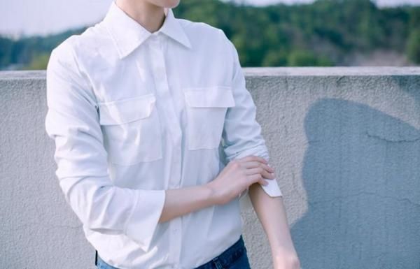 纯棉t恤白色发黄用什么办法洗,白t恤穿久了发黄怎么变白