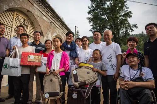 400架无人机点亮夜空恩施,600架无人机点亮夜空