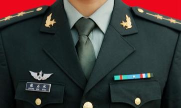 教你如何识别我军军官的级别大小,只看胸前的资历章就行了