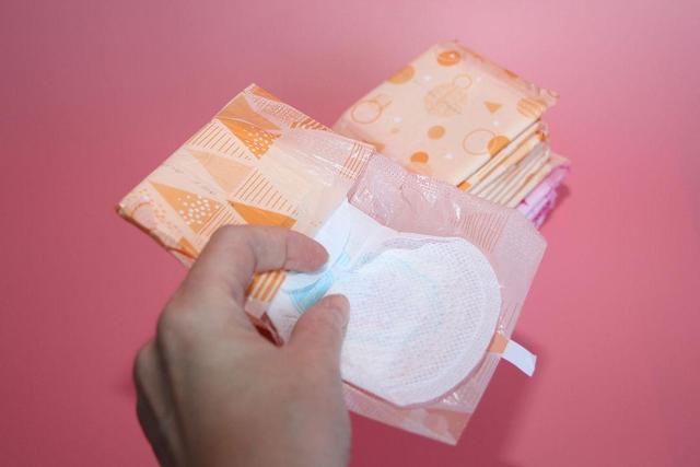 女性绝经前例假有何表现,女人来月经有哪三个症状