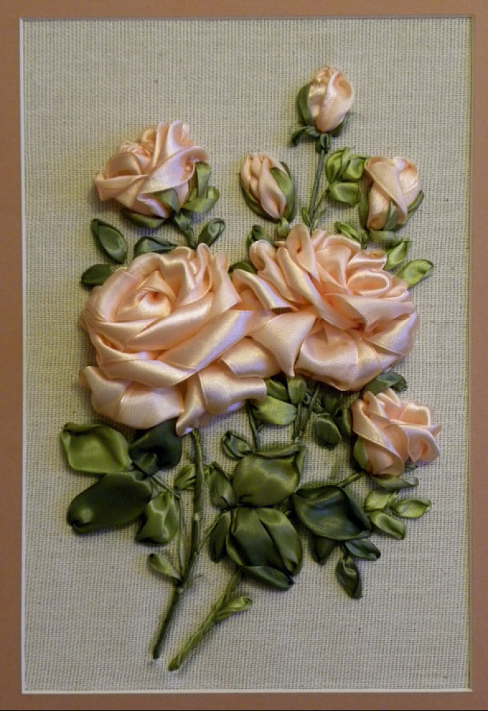 最新流行的十字手工刺绣,两条丝带绣的立体花瓣绣教程