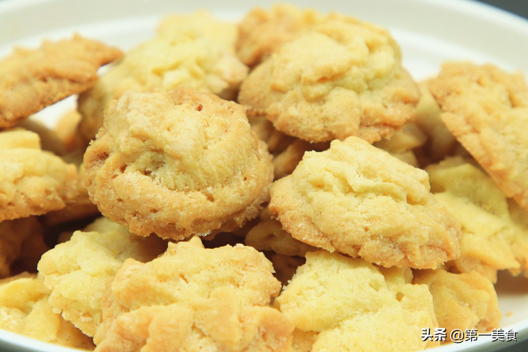 一碗面粉三个鸡蛋做糕点,一个鸡蛋半斤面粉做饼干