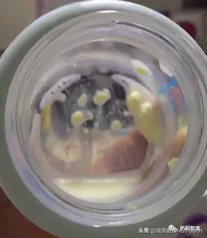 奶粉冲调好了有颗粒状什么原因,冲奶粉的时候老是有奶块该咋办