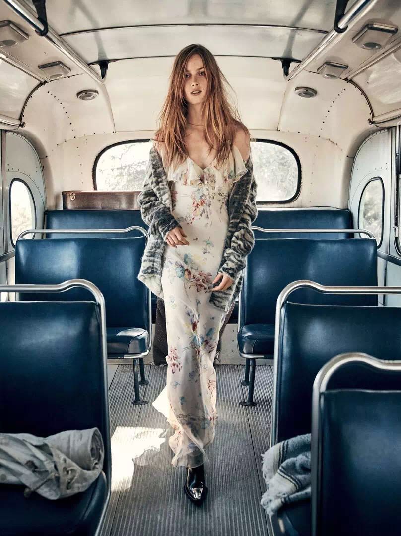 夏季女明星都爱抢着穿碎花裙,女明星红色碎花裙街拍