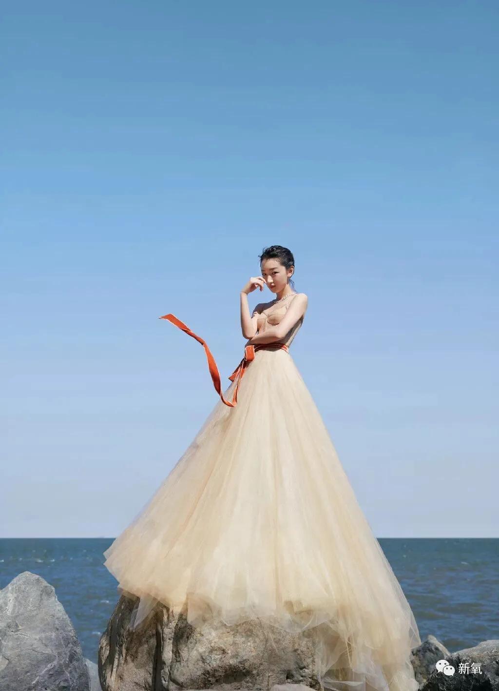 70岁左拥几十亿身家，右拥34岁小鲜肉，堪称邓文迪萧亚轩结合版