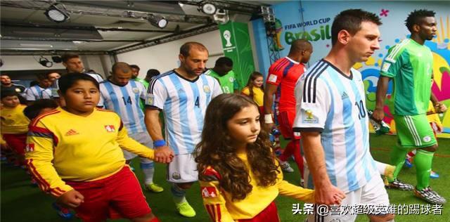 你的孩子想踢球，你会花钱送他去专业的足球学校么？还是继续上学