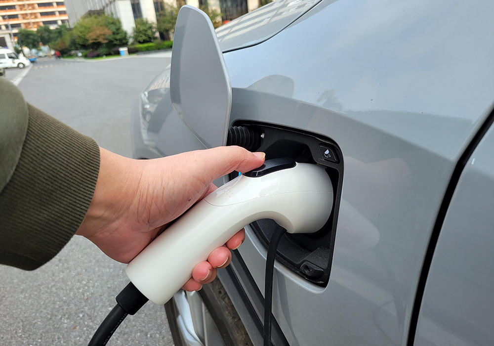 公牛随身充电枪和特斯拉充电桩,电动车便携式充电枪推荐