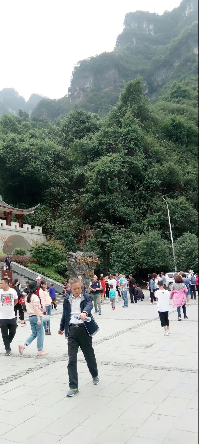 张家界天门山悬崖峭壁的视频,张家界天门山山峰险峻风景秀美