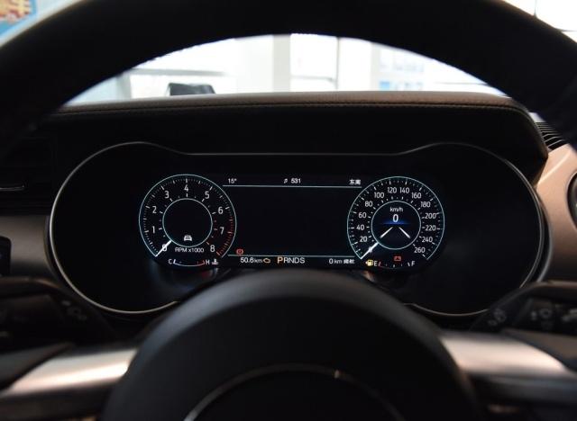 科迈罗2015款3.6lrs限量版和野马,野马2.3t对比科迈罗2.0t加速视频