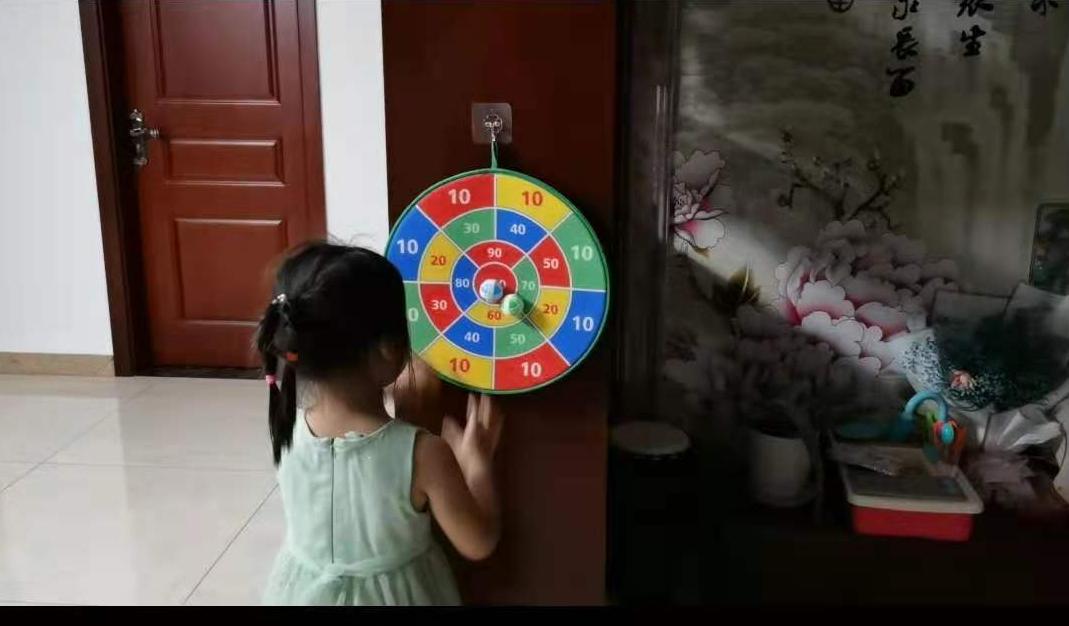 儿童玩飞镖视频,幼儿玩飞镖