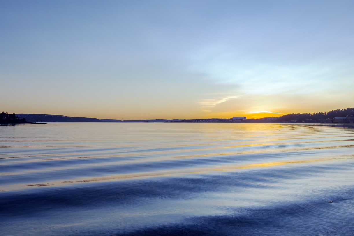 窗外有阳光远方有梦想,车里是工作和生活窗外是诗和远方