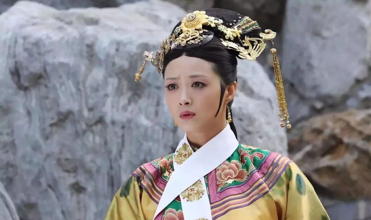 甄嬛全家被流放她为啥不讨好皇帝,华妃听说甄嬛父亲被贬官很是得意