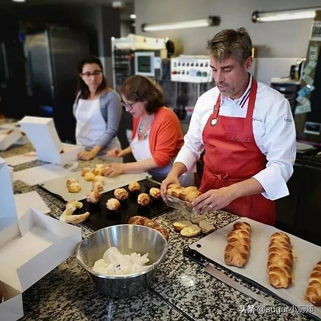 我懒！拒绝太复杂的，这个蛋糕好，哈哈，今晚就翻她牌子了