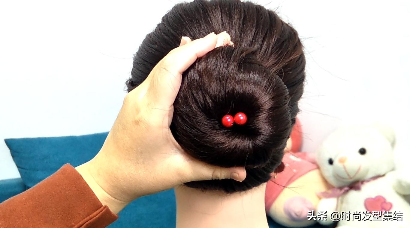 气质丸子头的简单扎法蓬松中长发,俏皮丸子头的简单扎法中长发