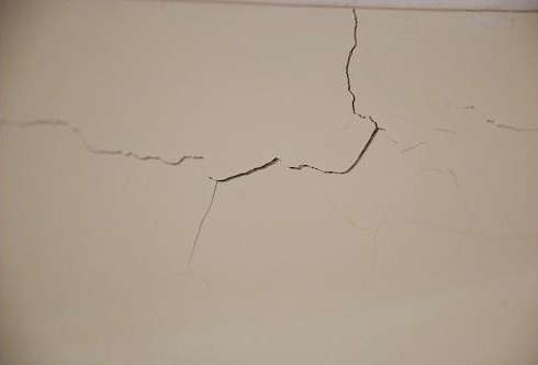 乳胶漆墙面开裂可以直接贴墙布吗,乳胶漆墙面开裂如何修补视频