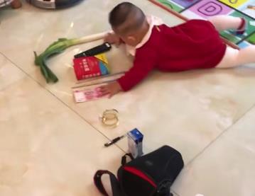 一岁宝宝抓周笑翻众人,宝宝抓周3次都是球