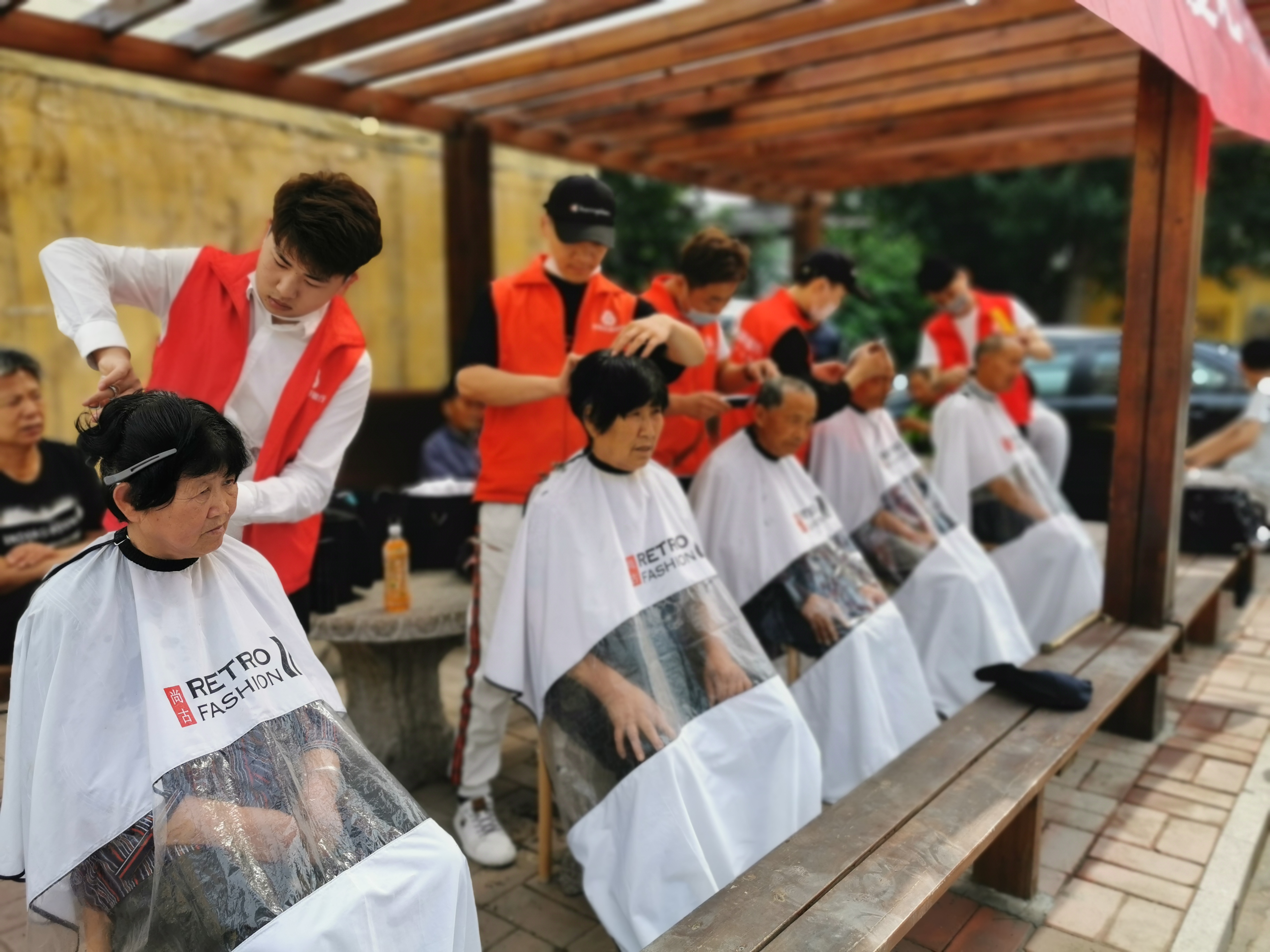 济南农商银行中井庄普惠金融宣传站开展爱心义剪父亲节志愿活动