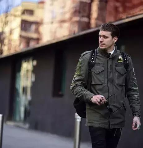 今天余文乐老师要为你们上一堂军装搭配课,答应我要好好学习哟!