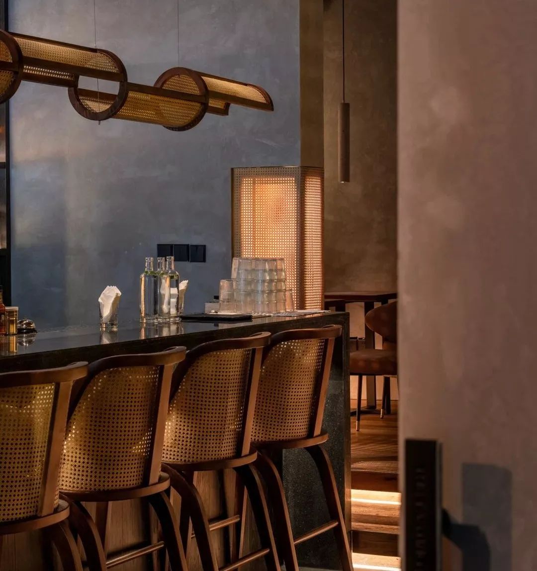 在110㎡空间里创造了两个世界，成都这个酒吧允许你上班时饮酒