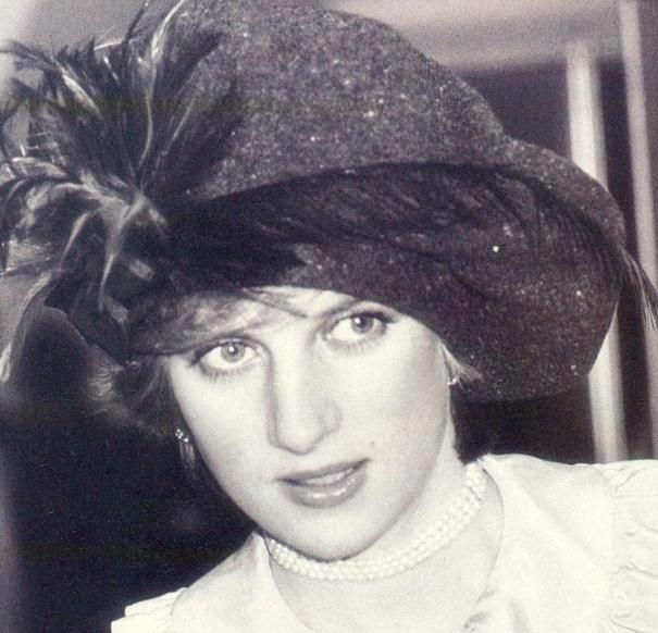 戴安娜在机场喊爸爸,菲利普亲王和戴安娜恋爱过程