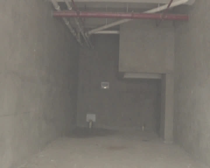 宝龙你赔我门面房,花89万买的,一开门头顶上这是啥?