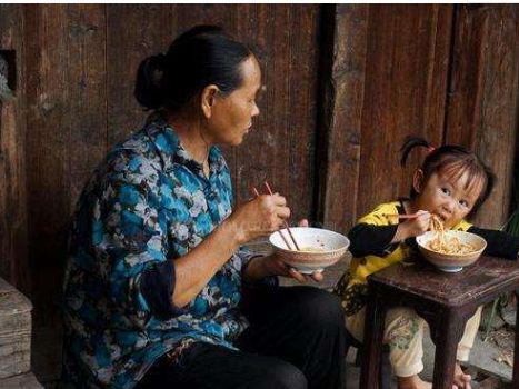 不让奶奶带娃的原因,为什么有的人不想让奶奶带孩子