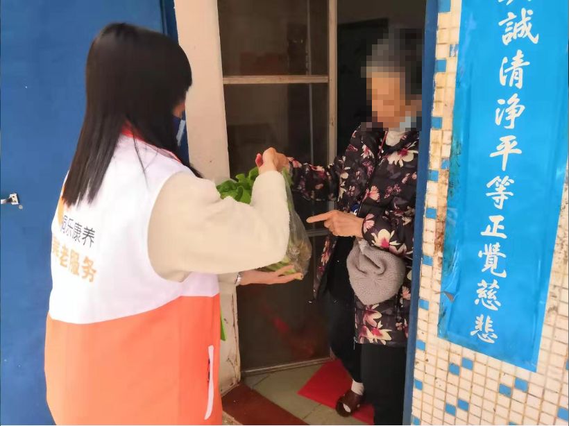 荔湾｜送口罩、上门消毒、代购物品……海龙街的他们暖心帮助辖内长者